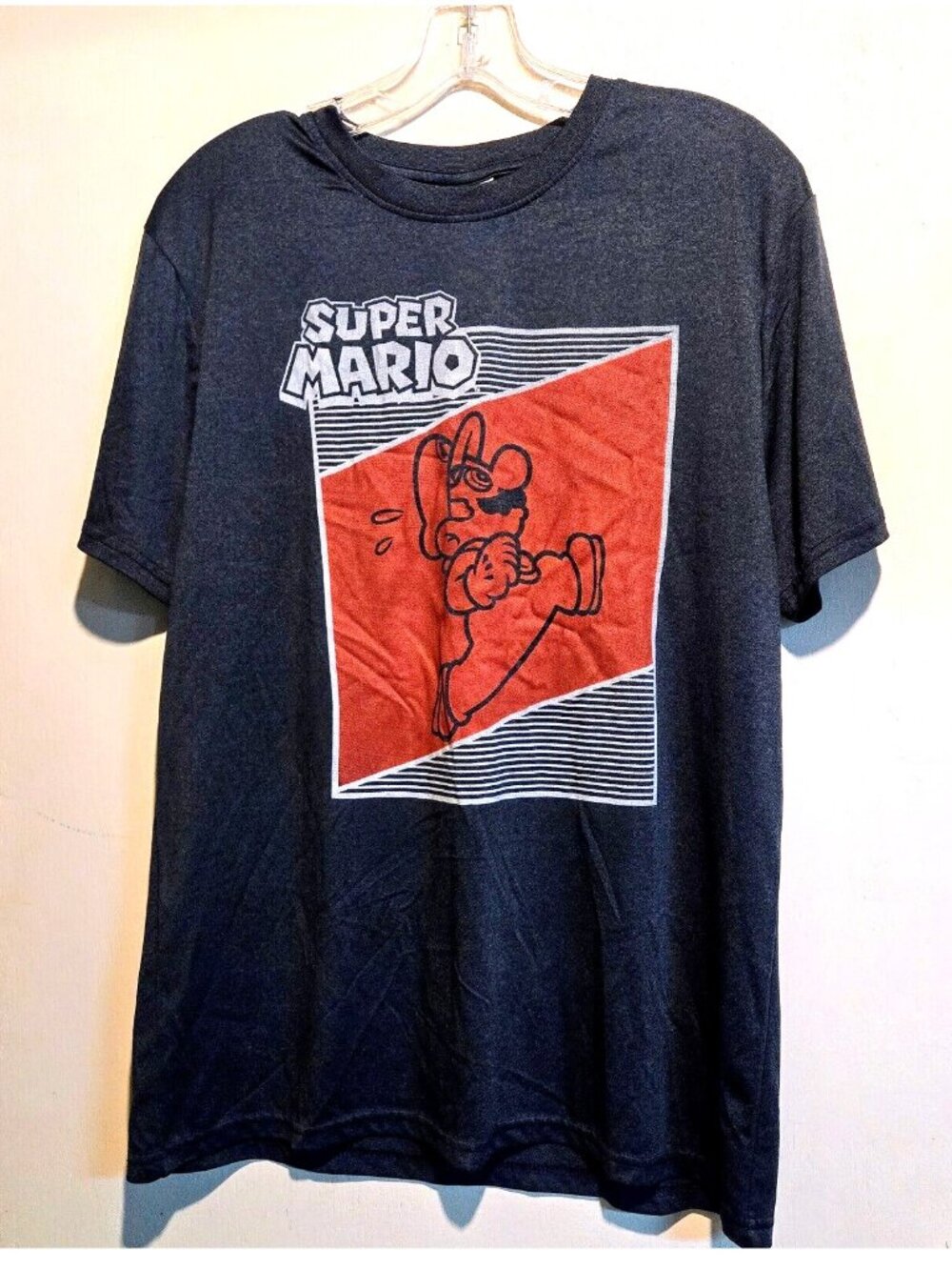 Super Mario T-Shirt Nintendo 2019 Size Medium Read